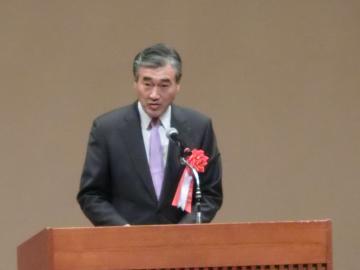 PTA大会会場で来賓として挨拶をする市長の写真