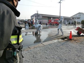 消火活動終了後のホース撤収の様子の写真