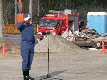 あいさつ前に敬礼をする市長の写真