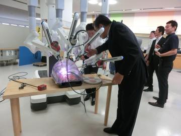 ダヴィンチがやってくるのコーナーで手術用のロボットを見学している市長の写真