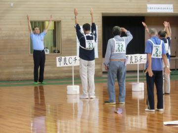 参加者とラジオ体操を行っている市長の写真