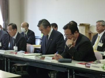 審議会中の市長の写真