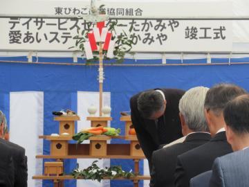 関係行政機関の代表として玉串奉納を済ませた市長の写真
