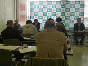 定例記者会見の様子の写真