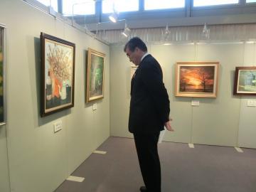 洋画展会場で作品を見学する市長の写真