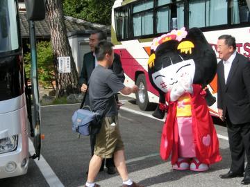 伝説愛婚活列車参加者をやちにゃんとともに出迎える市長の写真