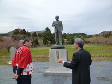 松前城内ににある銅像の前で説明を受けている市長の写真