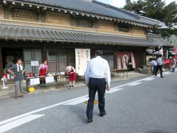 会場の中山道を歩く市長の写真