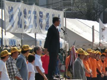 城北小学校区の運動会であいさつをする市長の写真