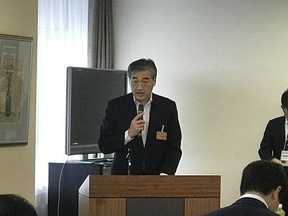 三府県合同会議で挨拶をしている市長の写真