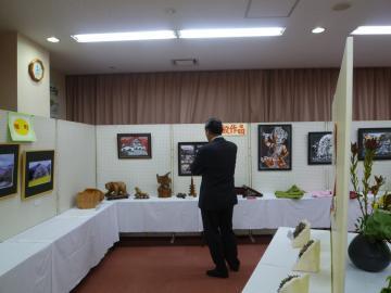 人権交流会館を訪問し作品を見学している市長の写真