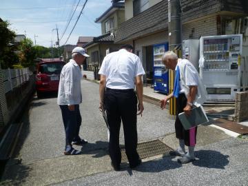 開出今町を訪問し説明を受けている市長の写真