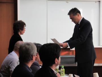 任命書を交付する市長の写真