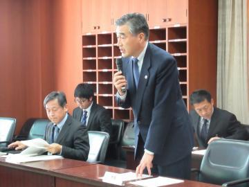 任命式で挨拶をする市長の写真