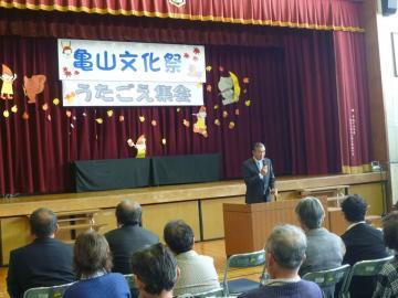 亀山文化祭を訪問し壇上で挨拶する市長の写真