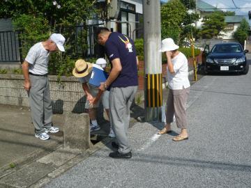 金城団地自治会を訪問で確認している市長の写真