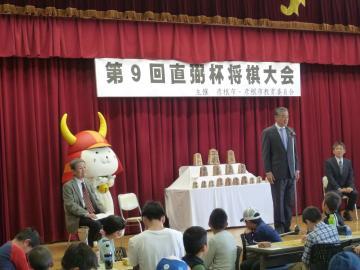 開会式であいさつをする市長の写真