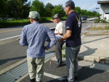 大藪町自治会を訪問し自治会のみなさんから説明を受けている市長の写真