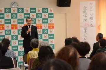 開会のあいさつをする市長の写真