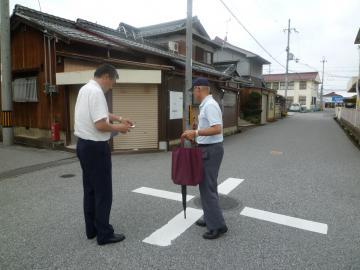 交差点の状況を確認する市長の写真