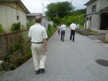 次の要望個所へ向かう市長の写真