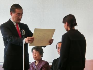 作文コンクール滋賀県市長会長賞の表彰式の様子の写真
