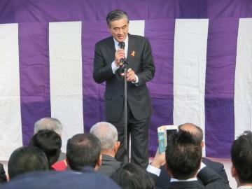 「井伊直政公顕彰式」会場であいさつをする市長の写真