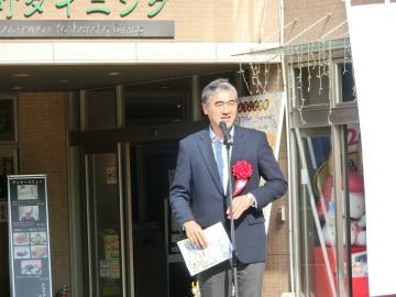 お祝いのことばを述べる市長の写真