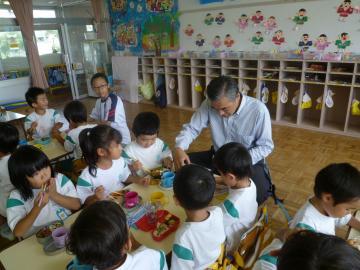 金城幼稚園の園児との昼食会の様子の写真