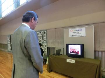 文化祭会場で見学する市長の写真