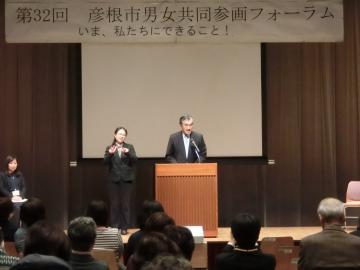 お祝いのことばを述べる市長の写真