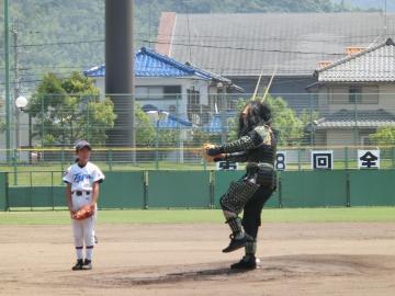 始球式で鎧兜を身に着けた投球フォームの市長の写真