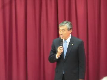 敬老会であいさつをする市長