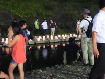 万灯流し会場の様子の写真