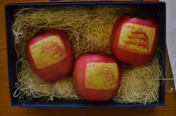 彦根城のえがかれたりんごの写真
