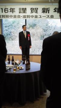 「平成28年新年賀詞交歓会」会場でお祝いのことばを述べる市長の写真