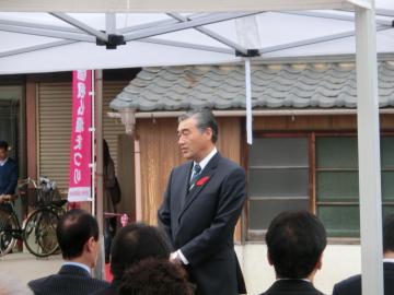 「七曲りフェスタ」開会式であいさつをする市長の写真