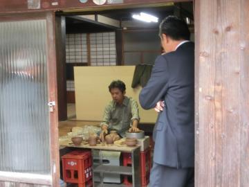 仏壇の技を見学する市長の写真