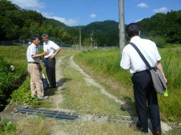 現地で説明を受ける市長の写真