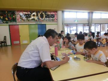 園児とお話しながらの楽しい昼食をとる市長の写真