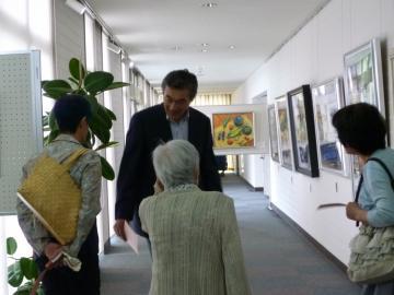 絵画展会場で訪問された方々と話をされる市長の写真