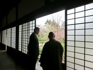 龍潭寺の住職と話す市長の写真