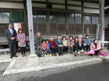 知事と芹谷地区のみなさんと市長との集合写真