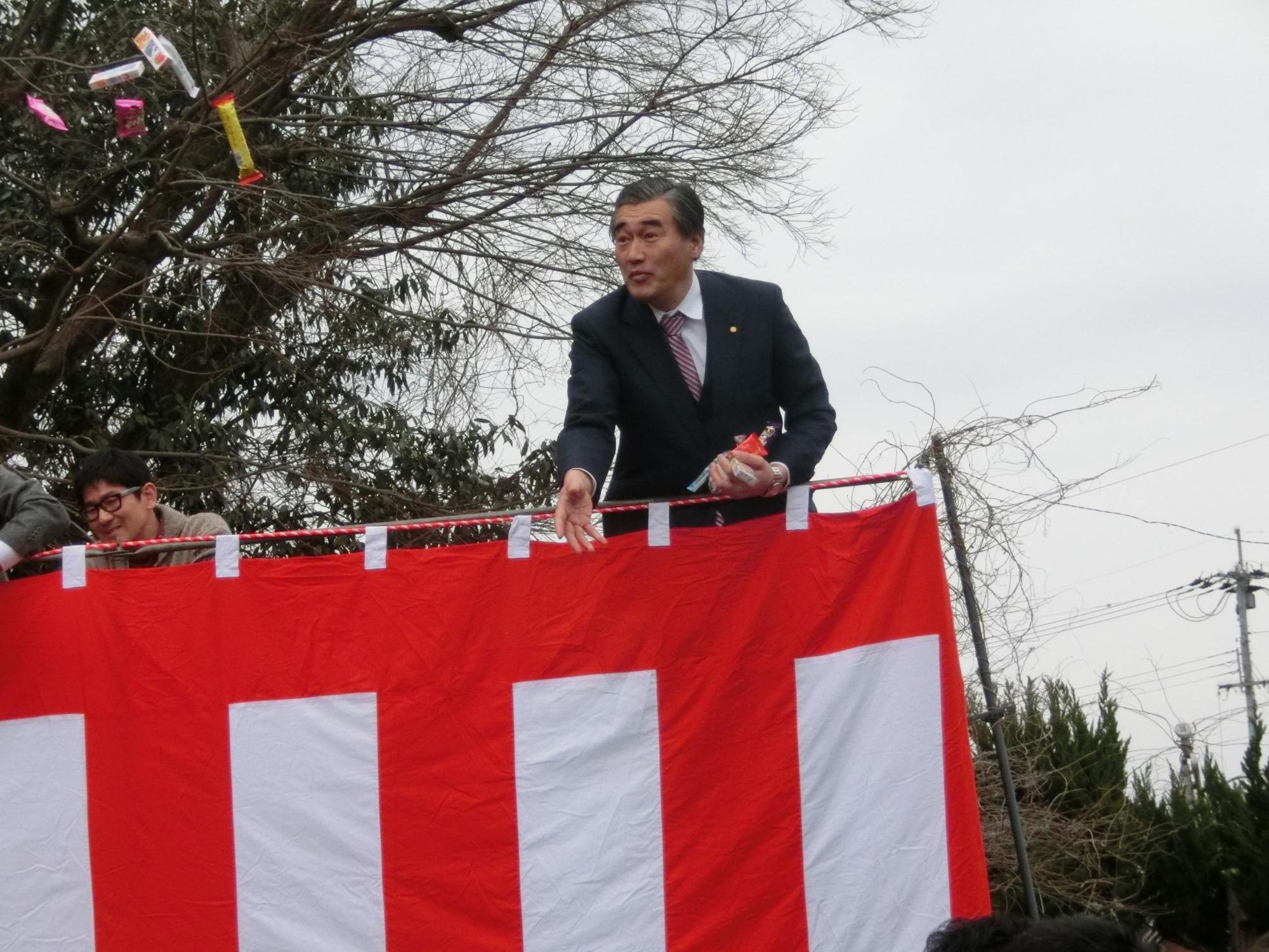 餅まきをする市長の写真