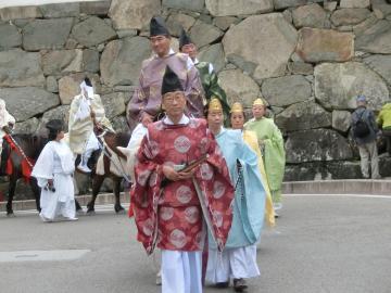 馬に乗って武者行列に参加し練り歩く姿を前方から撮影した市長の写真