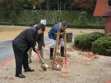 植樹作業中の市長の写真