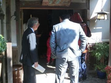 八景亭入口で案内を受けている市長の写真