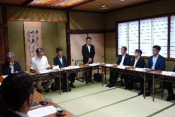 挨拶している様子