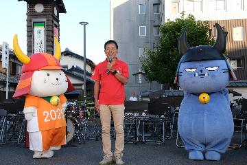 挨拶している様子