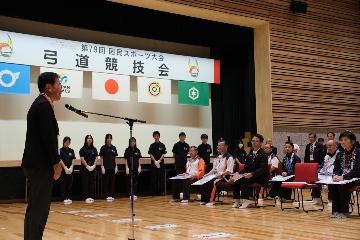 挨拶している様子